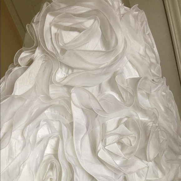 T-length wedding dress with Rosette details - Picture 3 of 4